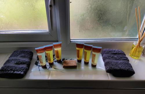 The Nook located in a beautiful garden setting with parking - Foto 13