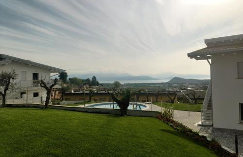 Bilocale in residence vista lago con piscina - Foto 33