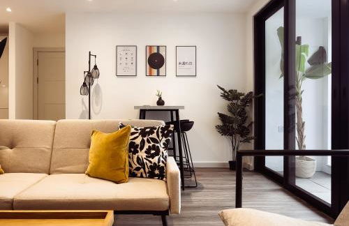 Modern 1-Bedroom Apartment near Kew Gardens with Free Parking & Workspace - Foto 1