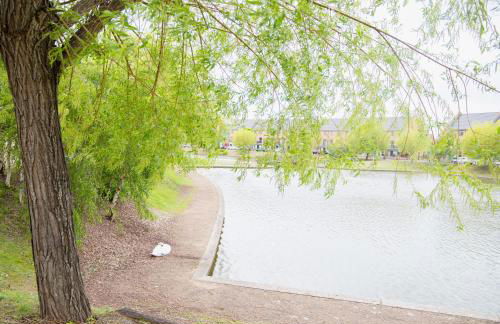 Lavish 4-Bedrooms with Modern Home Features - Guest 8 - Hi-Speed Wi-Fi - Luxury Garden - Private Ample Parking - Foto 34