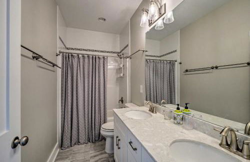 Beachfront Oasis with 2 Large Decks, BBQ and Views! - Foto 24