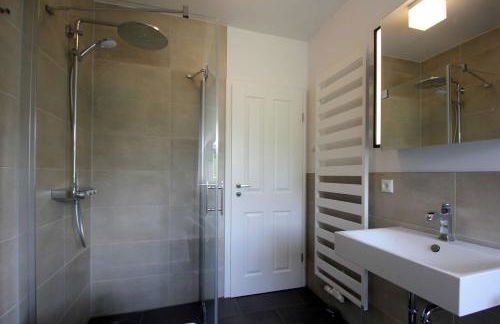 wassernahes Ferienhaus mit Meerblick und Schwimmbadnutzung in Sellin - Ferienhaus Rohrweihe - Foto 24