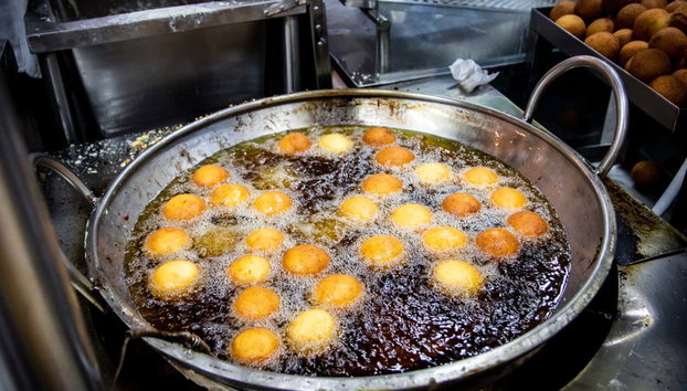Medellín Street Food Tour - Foto 2, Try these crispy and fluffy cheese fritters