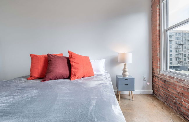 Luxury Historic Loft with Gym - Photo 28