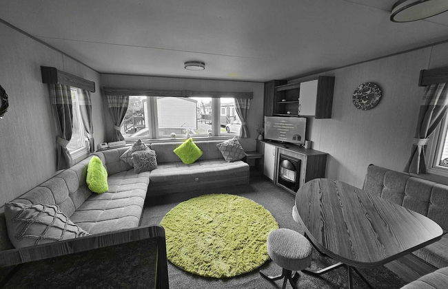3 Bed Caravan - Near Beach, 5 Star Reviews, Wifi - Photo 4