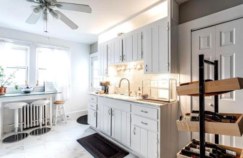 The Gold Room near downtown trains fast wifi - Photo 20