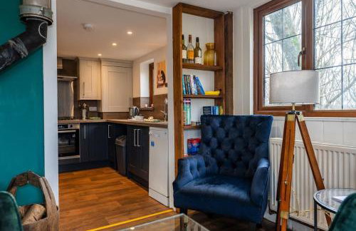 Heron's Perch- A pond-side retreat with cinema room - Photo 24