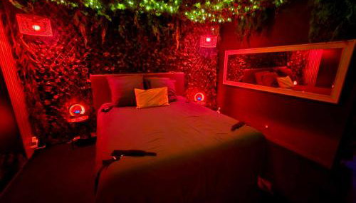 Love room avec spa privatif et salle de jeux adultes - Foto 3
