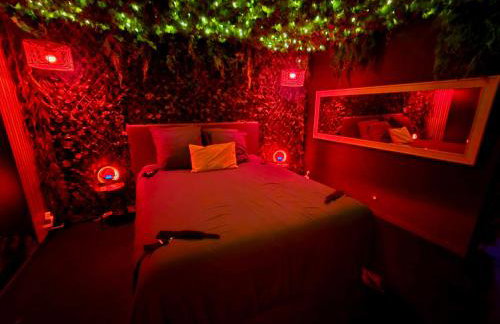Love room avec spa privatif et salle de jeux adultes - Foto 3
