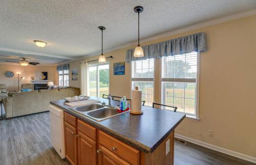 Family Home and Fire Pit and Deck, 11 Miles to Beach! - Foto 13