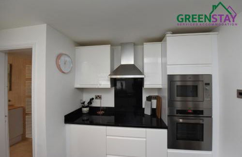 "Honeysuckle House Chester" by Greenstay Serviced Accommodation - Large 3 Bed House, Sleeps 6, Perfect For Contractors, Business Travellers, Families & Groups - Photo 20