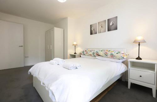 Modern Comfort Near Castle St with WiFi & Parking! - Foto 25