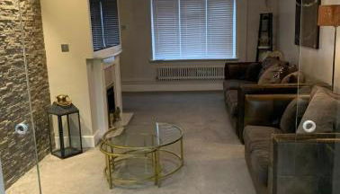 7 bed 3 bath M25 Long term Parking - Foto 4