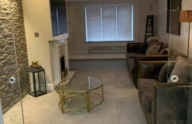 7 bed 3 bath M25 Long term Parking - Foto 4