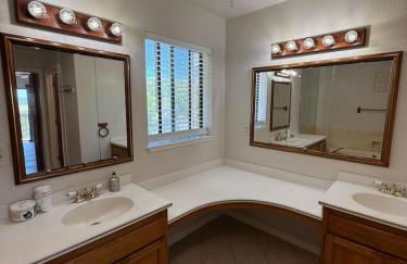 Newly Renovated Lakefront with Dock - Foto 22