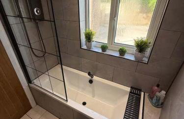 Modern 2 Bedroom Private Detached Cottage With HotTub - Foto 19