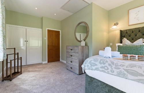 Stunning Countryside Home in Surrey by 53 Degrees Property, Ideal for Family Getaways, Private Tennis Court! - Foto 48