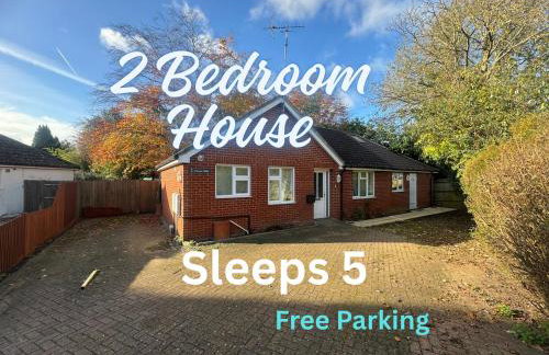 2 Bedroom-House-Sleeps 5 In Front Horley Station -Near Gatwick Airport - Foto 1