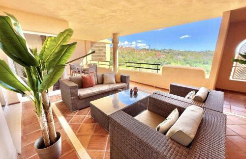 Penthouse with Sea and Golf Views 50m2 Terrace 2 Bedrooms 2 Bathrooms Elviria - Foto 1