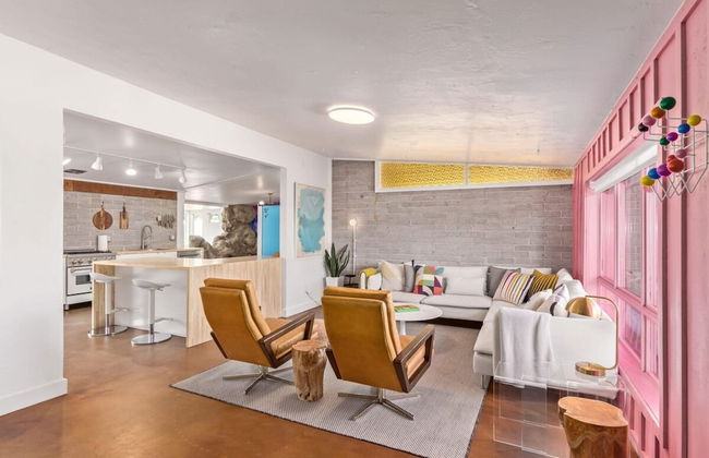 Northview Mid-century Escape Pool Firepit Bocce - Foto 6