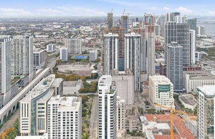 Upscale Downtown Condo Pool Gym & Skyline Views - Foto 49