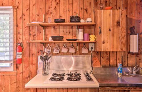 half Mi to Dtwn! Suttons Bay Cottage with Fire Pit - Foto 8