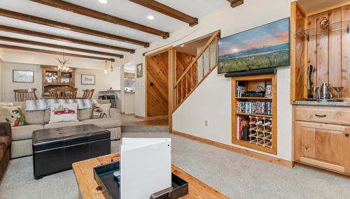 Whiskey Pines Chalet - Warm and cozy cabin with modern features made more fun with a gameroom - Foto 4