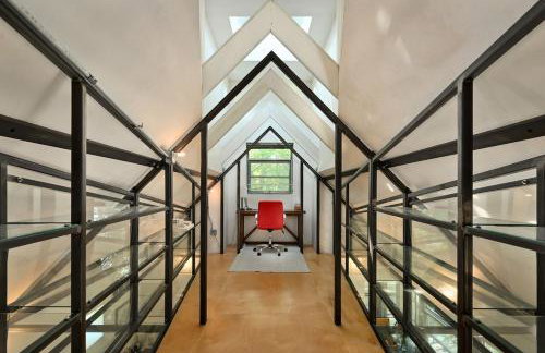 The Architect's Modern Castle - Photo 10