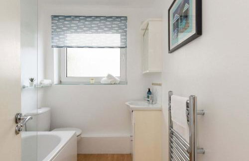 Sunny & Modern Near the Beach & Village w Parking - Foto 16