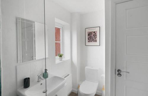 Newcastle Spacious 3-bedroom Semi-detached House with Parking, Sleeps 8, by URBAN PINNACLE STAYS - Foto 24