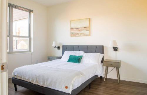 East Side Luxury 1BR Apt - Near Brady and Fiserv with Balcony - Foto 9