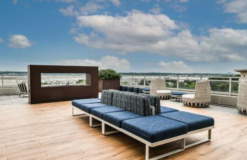 Posh 2BR Retreat Gym, Prkng and Scenic Rooftop - Photo 48