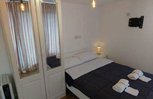 Self Contained, Double Bed Studio, private kitchen, private Bath, Walking distance to Harry Potter - Foto 18