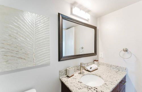 Across from Beach | Balcony • Pool • Parking • 2BR - Foto 21