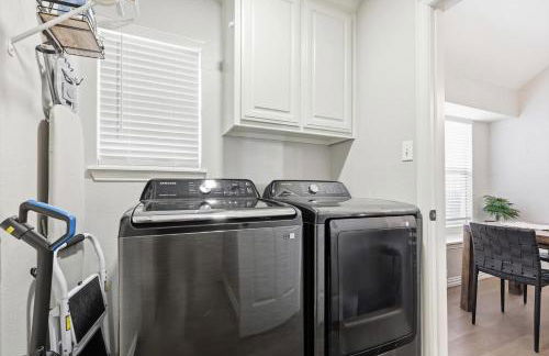 Luxury Backyard Pool & Patio Oasis 4-BD - Foto 38