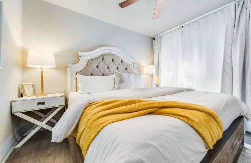 Spacious Dallas 2BR Poolside Escape - Foto 13