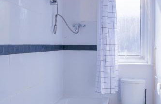 4-Bed Family House in Leeds with park view - Foto 11