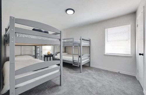 Luxury 4Bed 2Bath Hidden Gem w Backyard Oasis - Foto 23