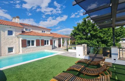 Whitestone Villa - Photo 1