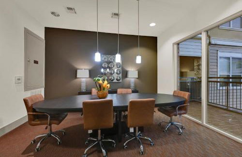 Central Houston Stay - Walk to NRG Stadium, Relax by the Pool, and More! - Foto 24