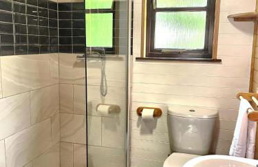 Goldcrest 1-Hot Tub-Woodland Lodges-Carmarthenshire-Tenby - Photo 7