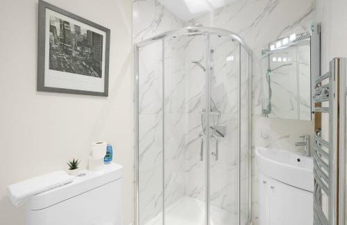 Modern Comfort 2-Bedroom, 2-Bathroom House - Photo 22