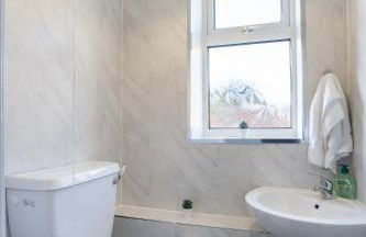 Modern - 2 Bed - Free Parking- by Holiday Homes - Foto 4