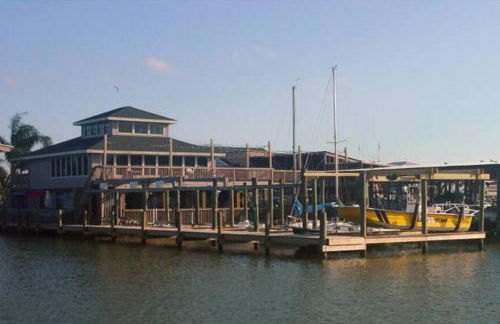 Coastal bungalow with huge yard, comfy deck and close to beach - Foto 41