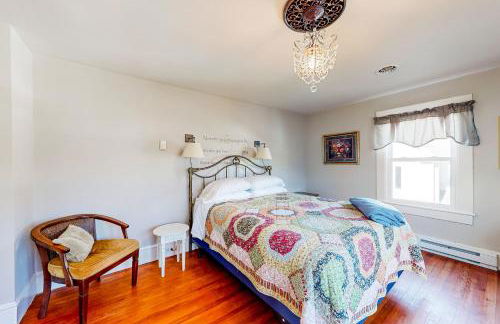 Yard, Porch and Fire Pit! Century-Old Hebron Escape - Foto 24