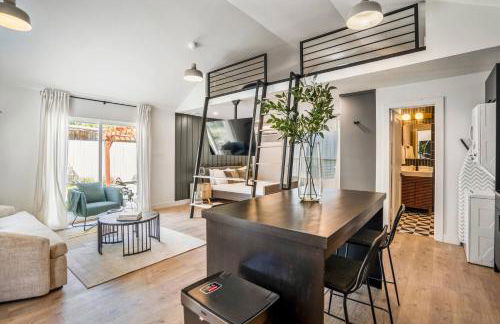 Tiny Home with a Cozy Loft for Quiet Moments - Foto 10