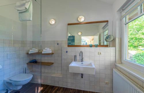 Wildgans - Stilvolles Ferienhaus mit Terrasse, Seeblick & Naturidylle am Loppiner See - Foto 8