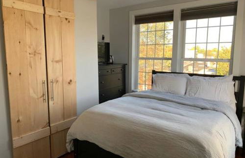 Sun-filled Capitol Hill home w/ parking & roofdeck - Photo 20