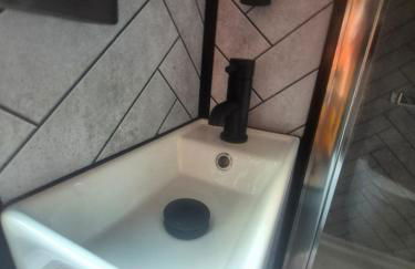 Brewers Bolt Cozy Unique Shepherds Hut - Hot Tub! - Photo 13