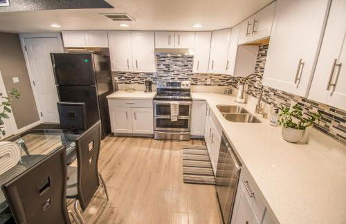 Spacious 2-Bedroom Townhouse with Pool & Private Patio in Central Las Vegas - Foto 7